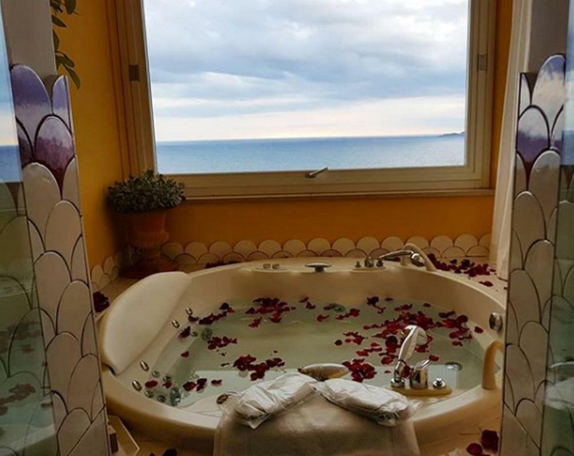 Zimmer mit Queensize-Bett und Whirlpool-Badewanne